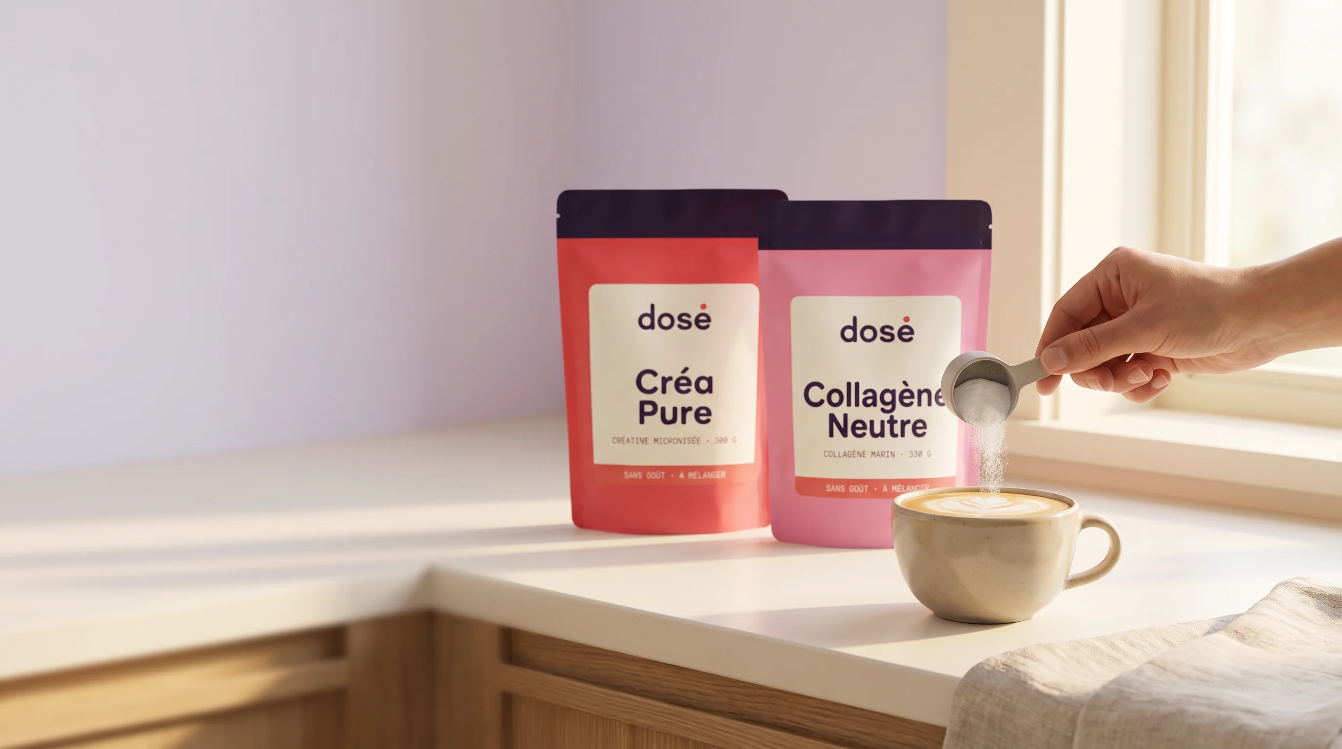 Une dosette de Créa Pure versée dans un latte, sachets dosé. sur le plan de travail
